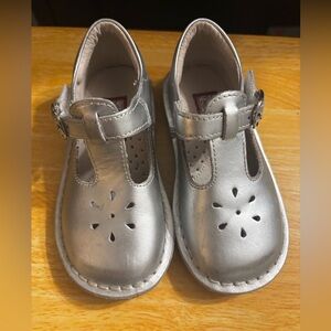 L'Amour Girls Classic 751 Silver Leather Mary Janes size. 8